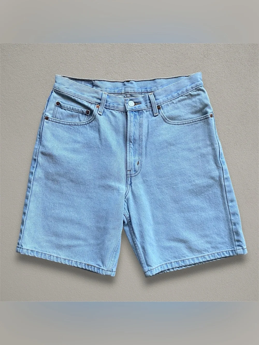 Vintage y2k Levi’s 550 denim shorts jorts Light Wash Blue VTG 2000s jeans
